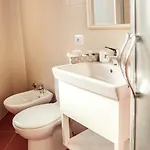 Vila Bregu מלון