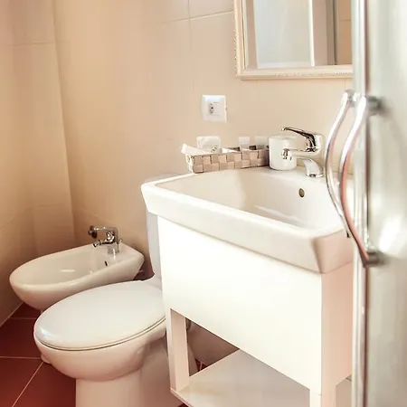 Vila Bregu Отель